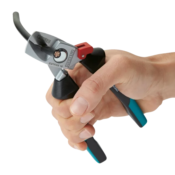 Kabelschneidwerkzeug CUTFOX 18 in Hand