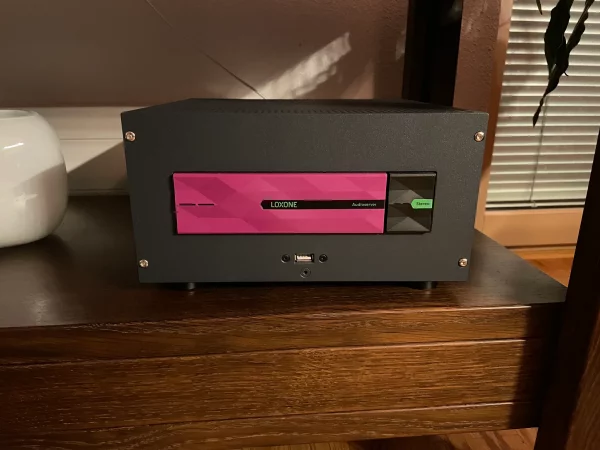 Aluminiumgehäuse hochwertig für Loxone Audioserver Frontansicht im Regal